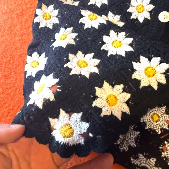 In april Paris 1986 (sold by Simons) daisies crochet vest NWT - Picture 8 of 9